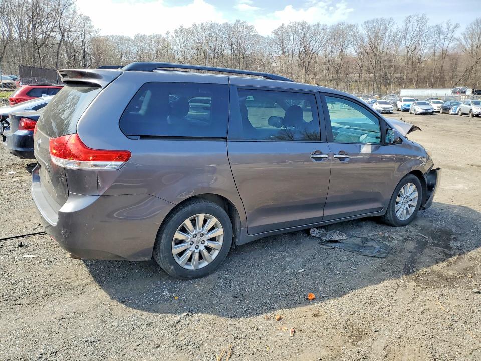 47684206 :رقم المزاد ، 5TDDK3DC3ES080819 vin ، 2014 Toyota Sienna مزاد بيع