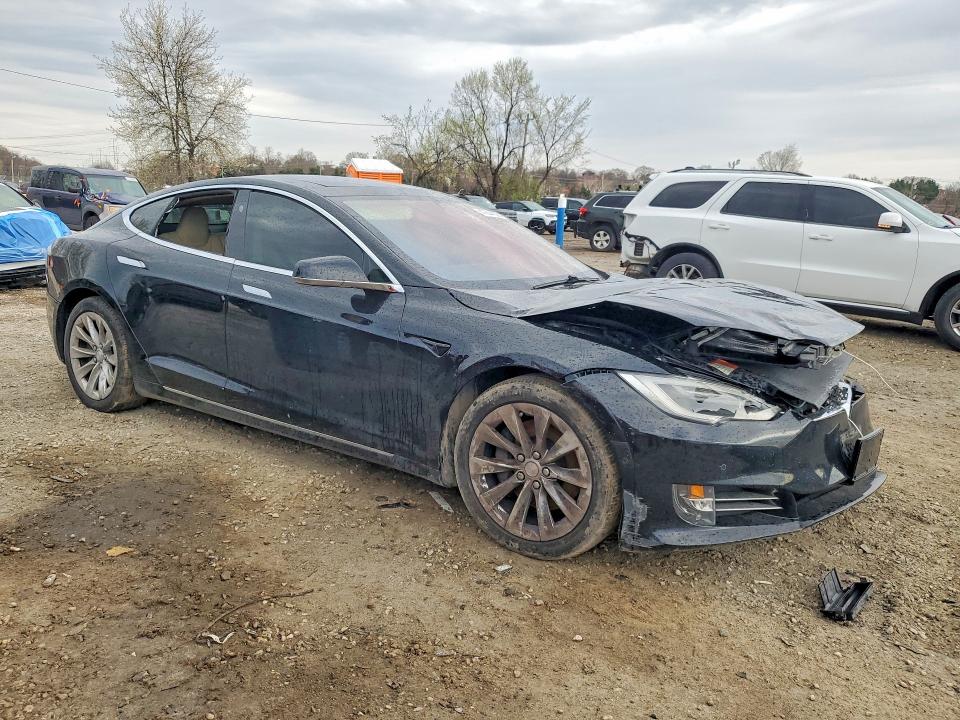 47944856 :رقم المزاد ، 5YJSA1E28HF190598 vin ، 2017 Tesla Model S مزاد بيع