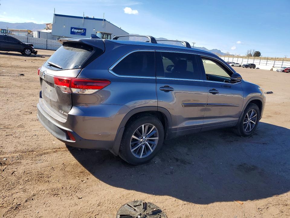 2018 Toyota Highlander მანქანა იყიდება აუქციონზე, vin: 5TDJZRFH4JS534807, აუქციონის ნომერი: 46307006