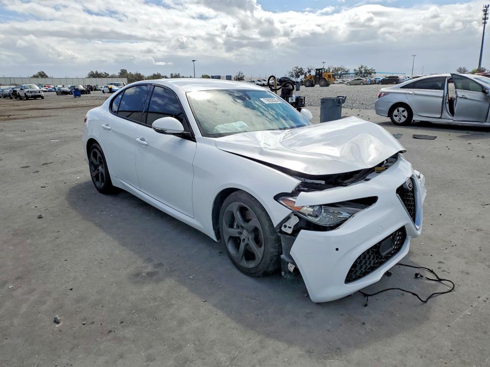54024976 :رقم المزاد ، ZARFAEBN3H7535619 vin ، 2017 Alfa Romeo Giulia مزاد بيع