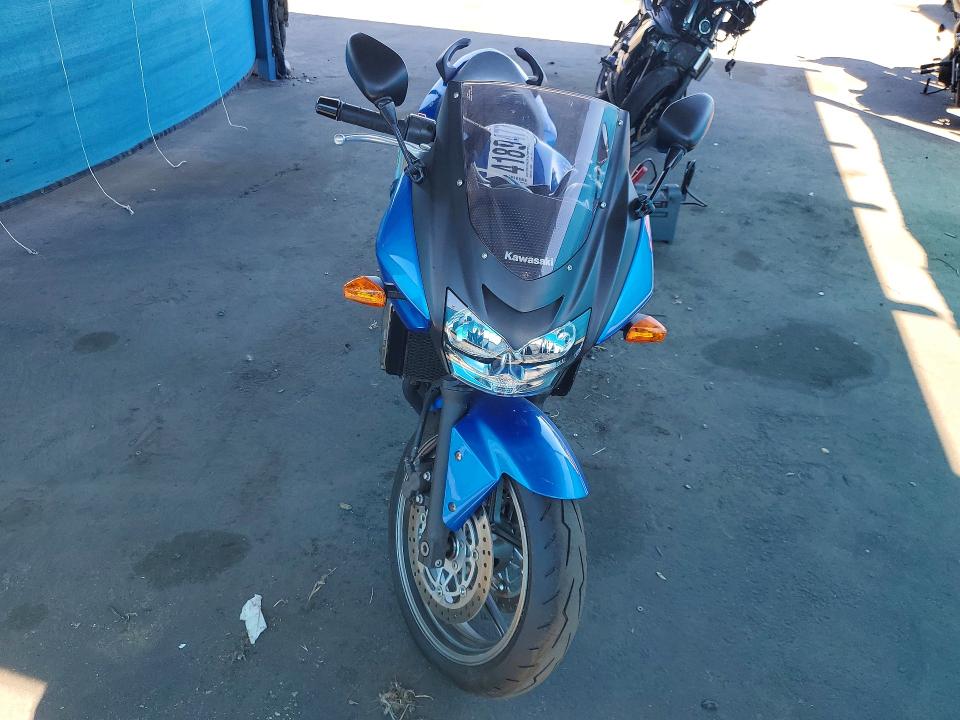 41894776 :رقم المزاد ، JKAZRDK135A000015 vin ، 2005 Kawasaki Zr750 مزاد بيع