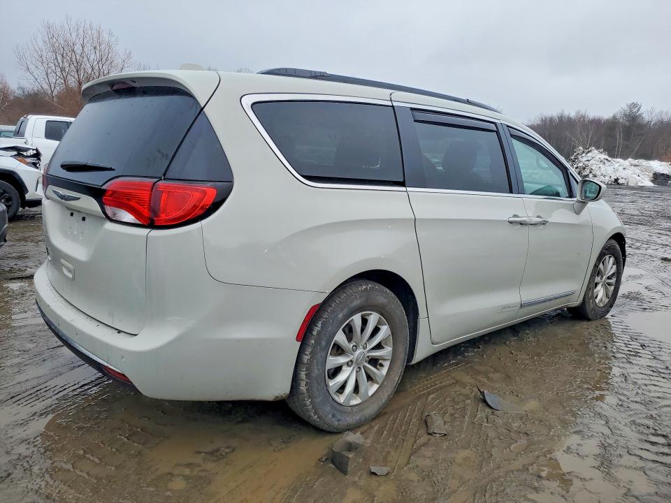 45463046 :رقم المزاد ، 2C4RC1BG4HR670635 vin ، 2017 Chrysler Pacifica مزاد بيع