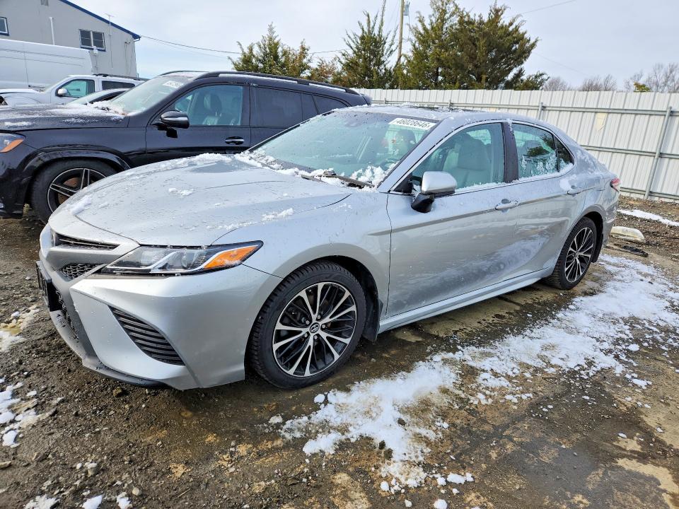 46028646 :رقم المزاد ، 4T1B11HK3JU650545 vin ، 2018 Toyota Camry مزاد بيع