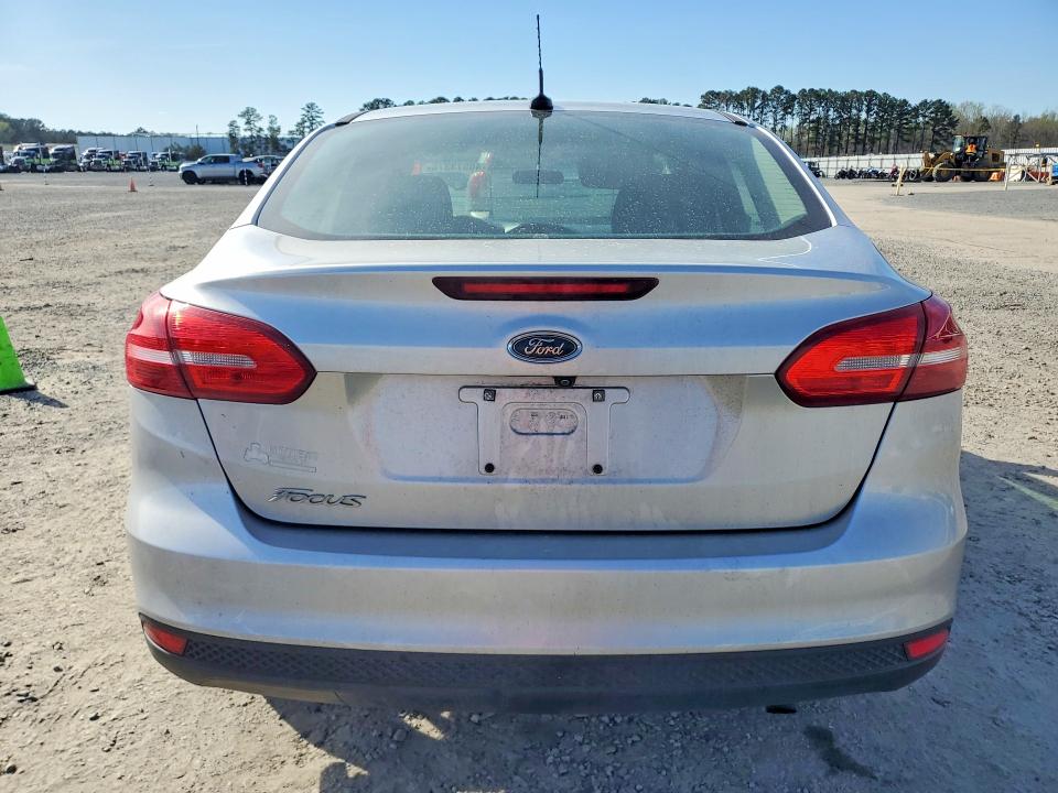 46573376 :رقم المزاد ، 1FADP3E28JL300335 vin ، 2018 Ford Focus مزاد بيع