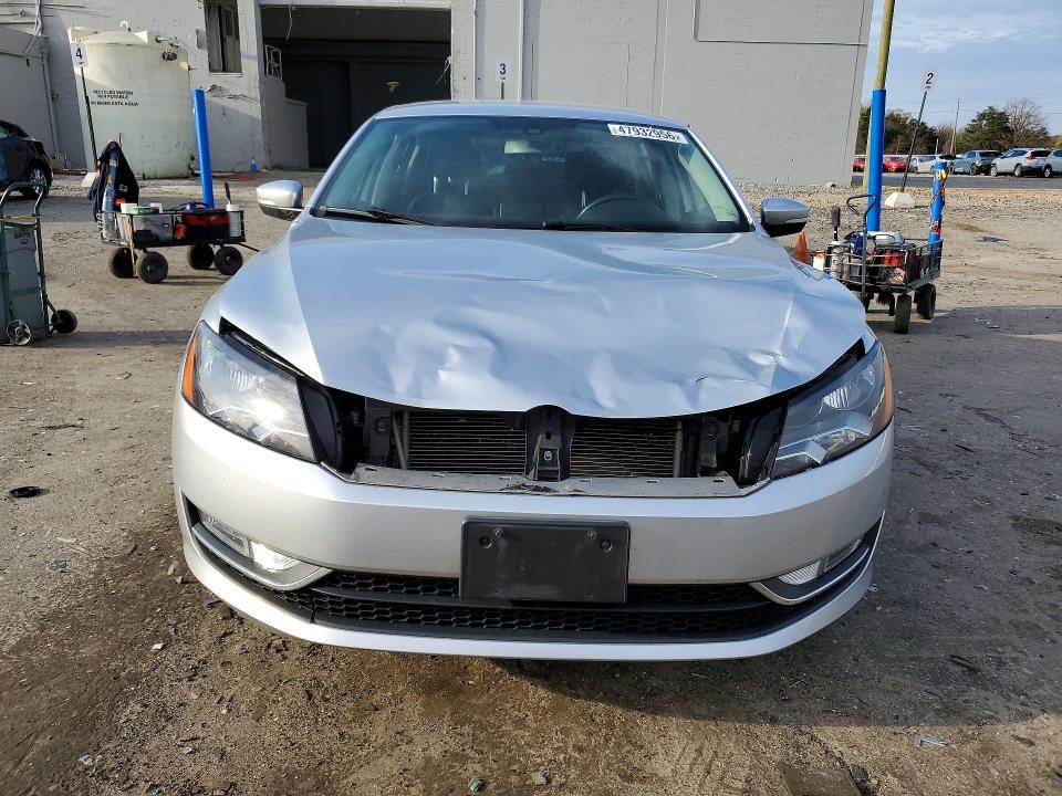 47932956 :رقم المزاد ، 1VWAT7A38FC104608 vin ، 2015 Volkswagen Passat مزاد بيع