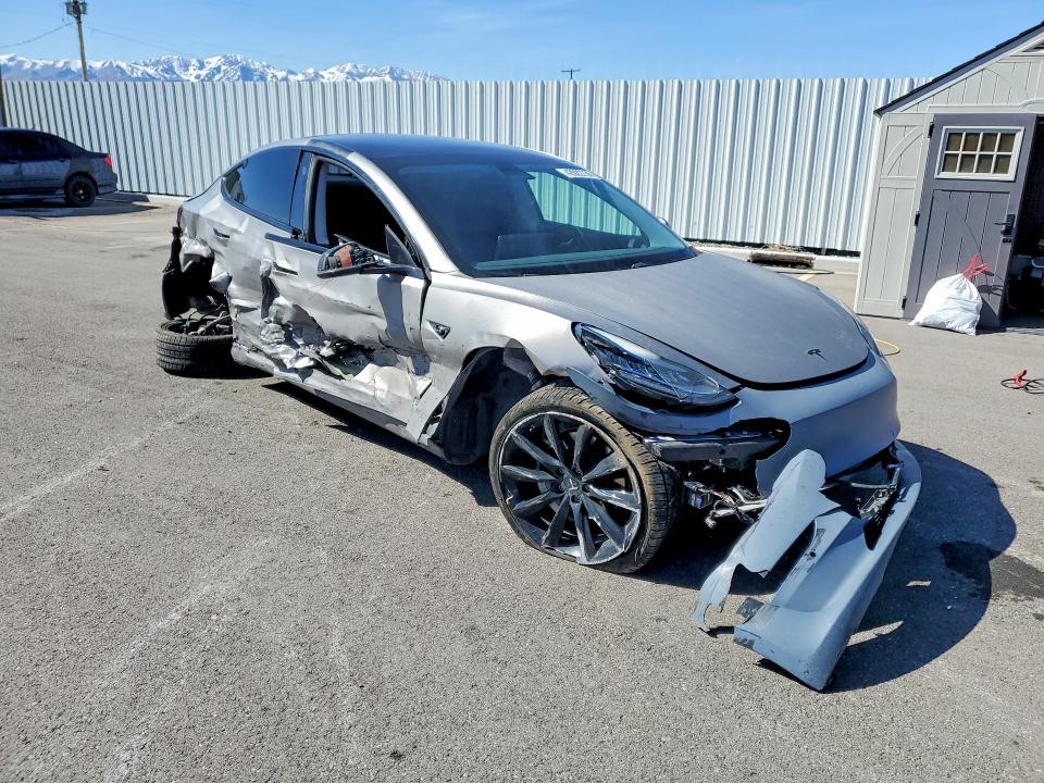 42022736 :رقم المزاد ، 5YJ3E1EB5JF070689 vin ، 2018 Tesla Model 3 مزاد بيع
