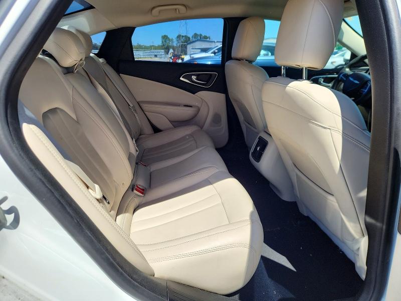 47049906 :رقم المزاد ، 1C3CCCCG1FN573486 vin ، 2015 Chrysler 200 مزاد بيع
