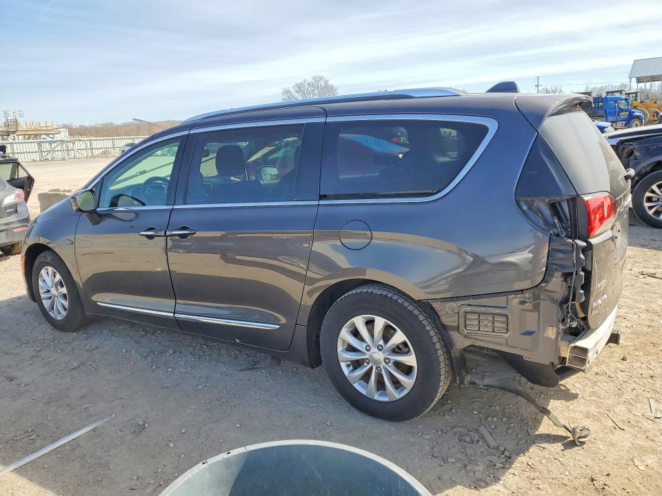 46097506 :رقم المزاد ، 2C4RC1BG1JR101618 vin ، 2018 Chrysler Pacifica مزاد بيع