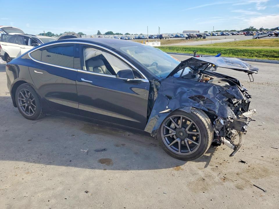 47627886 :رقم المزاد ، 5YJ3E1EB6JF178643 vin ، 2018 Tesla Model 3 مزاد بيع