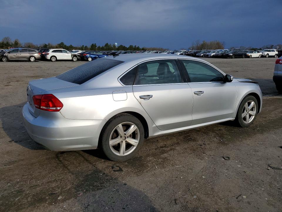 47932956 :رقم المزاد ، 1VWAT7A38FC104608 vin ، 2015 Volkswagen Passat مزاد بيع