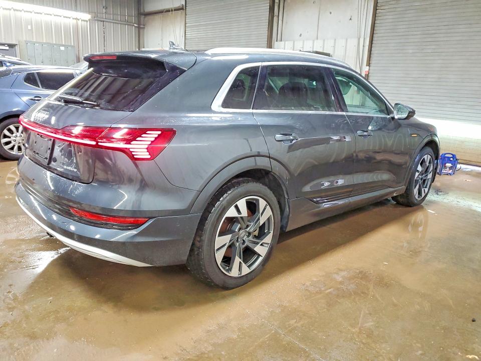 46695996 :رقم المزاد ، WA1LAAGE7MB003631 vin ، 2021 Audi E-tron مزاد بيع