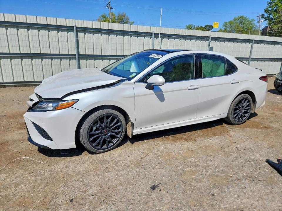 46624756 :رقم المزاد ، 4T1B61HK4JU137435 vin ، 2018 Toyota Camry مزاد بيع