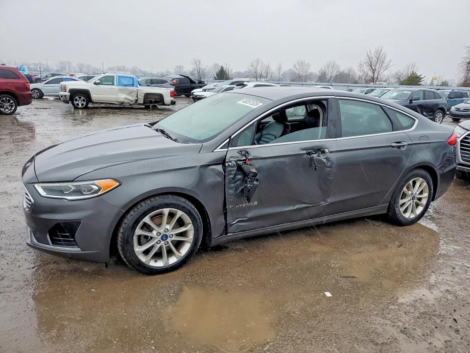 46561526 :رقم المزاد ، 3FA6P0MU7KR155656 vin ، 2019 Ford Fusion مزاد بيع