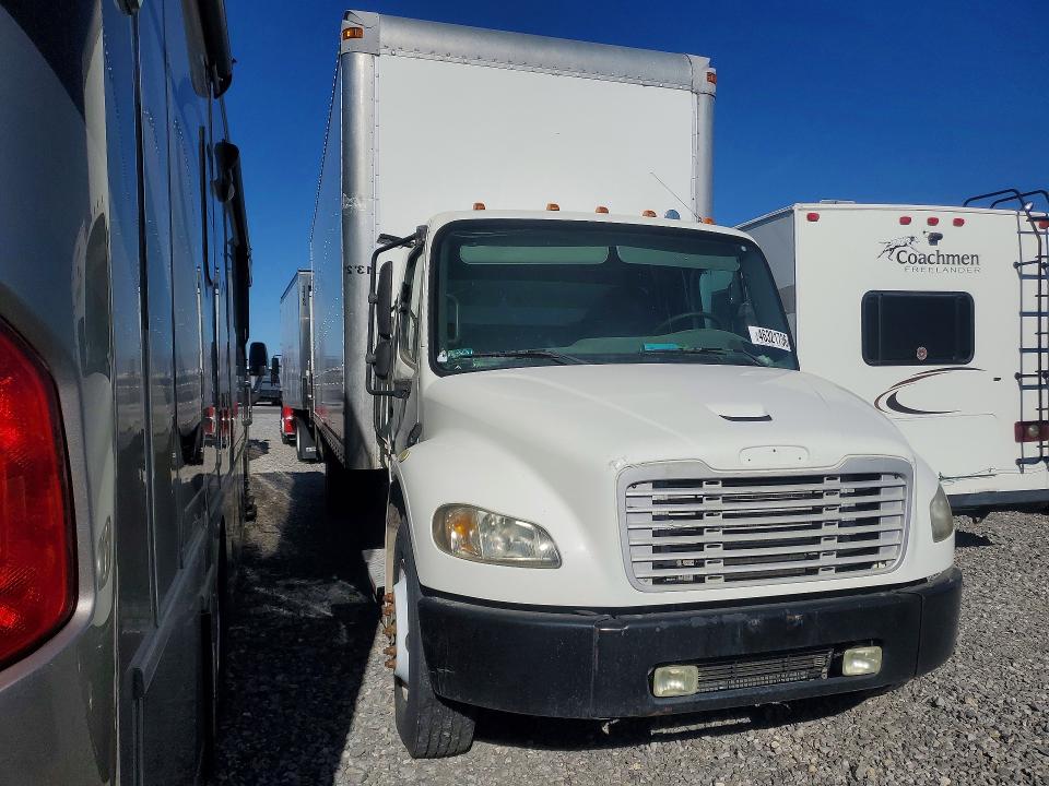 46321736 :رقم المزاد ، 1FVACWDC35HU81796 vin ، 2005 Freightliner M2 مزاد بيع