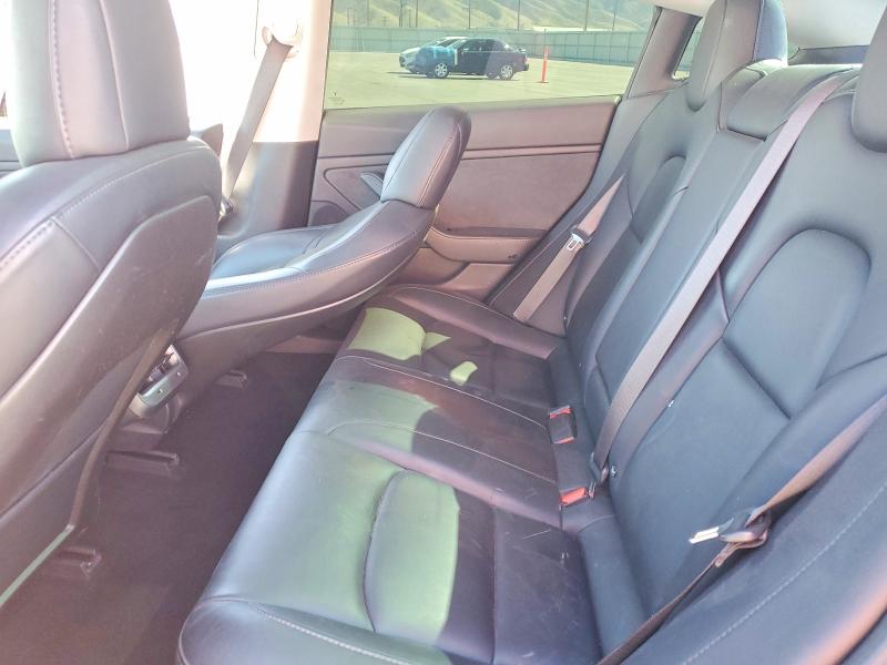 42022736 :رقم المزاد ، 5YJ3E1EB5JF070689 vin ، 2018 Tesla Model 3 مزاد بيع