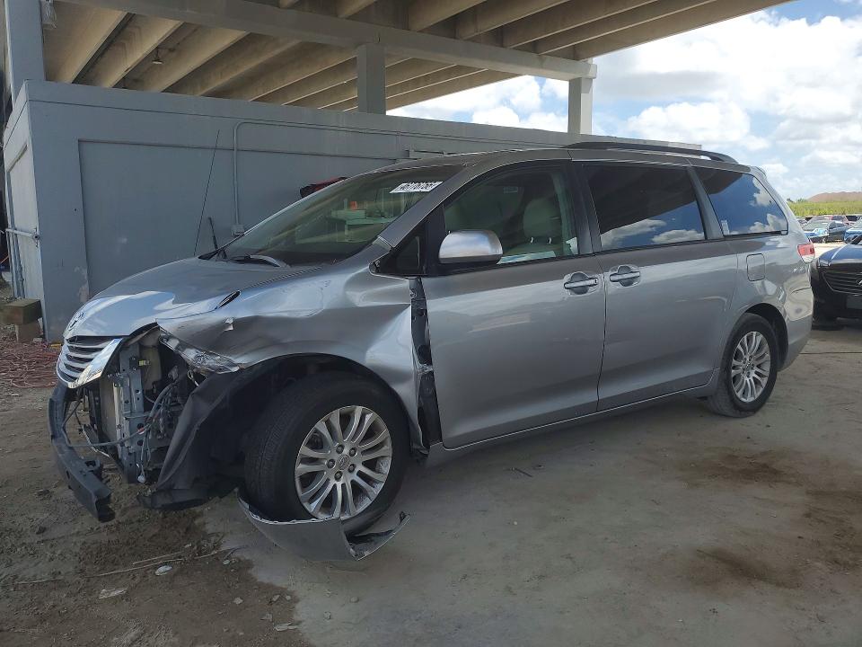46776756 :رقم المزاد ، 5TDYK3DC2BS103844 vin ، 2011 Toyota Sienna مزاد بيع