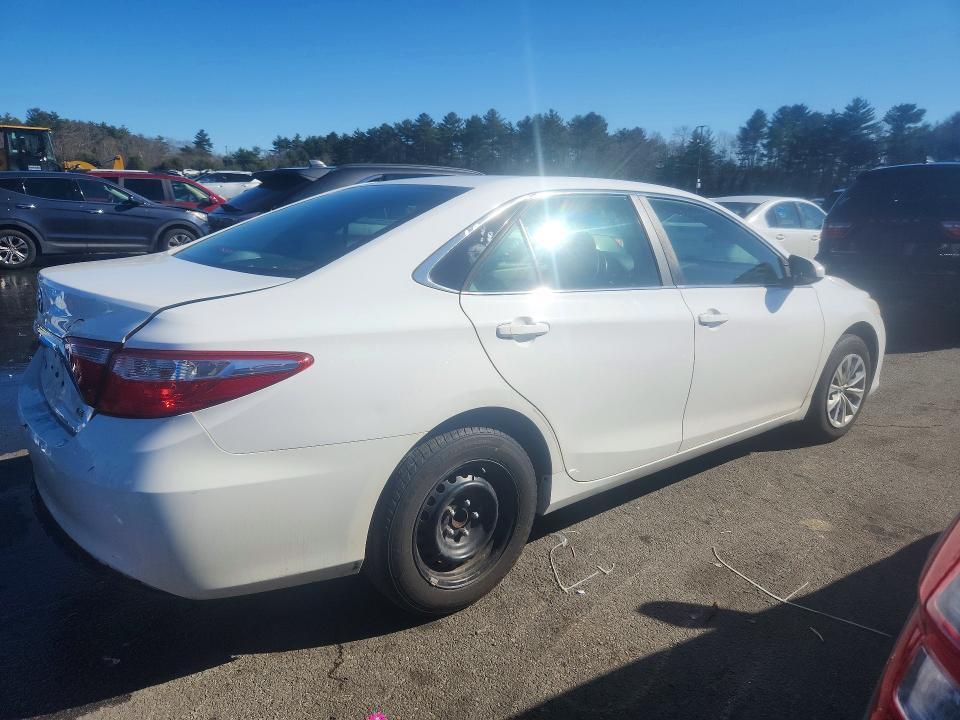45729536 :رقم المزاد ، 4T1BF1FK4FU926792 vin ، 2015 Toyota Camry مزاد بيع