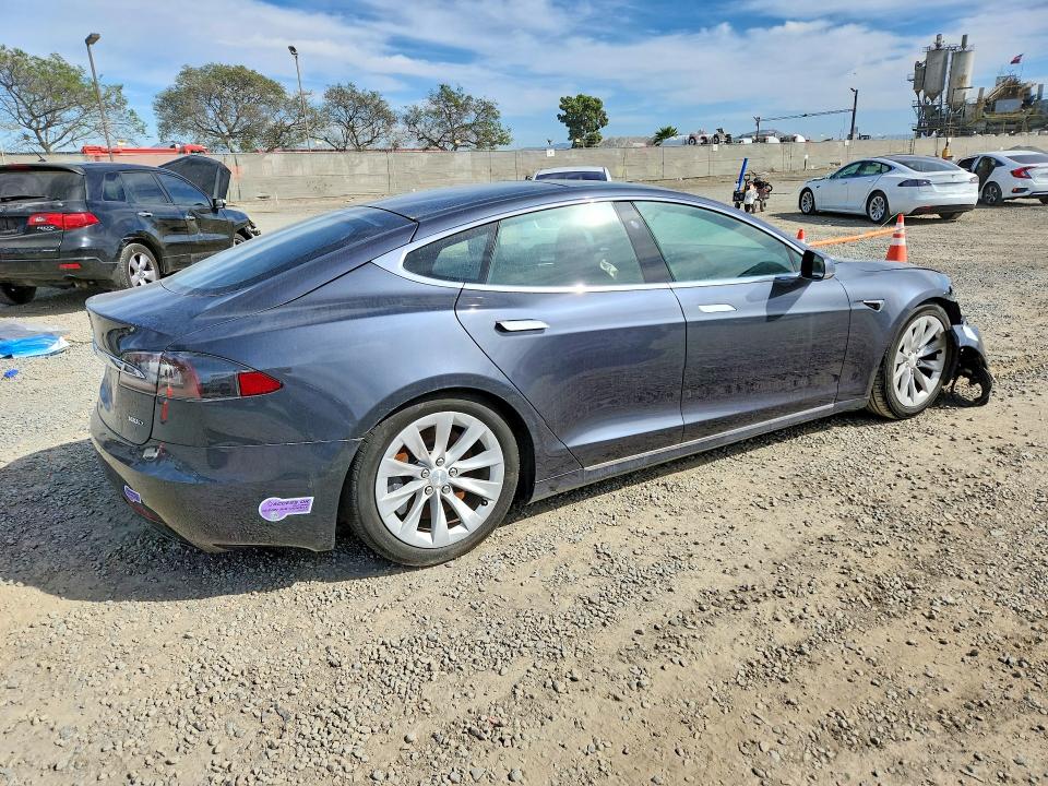 46188746 :رقم المزاد ، 5YJSA1E23JF261860 vin ، 2018 Tesla Model S مزاد بيع