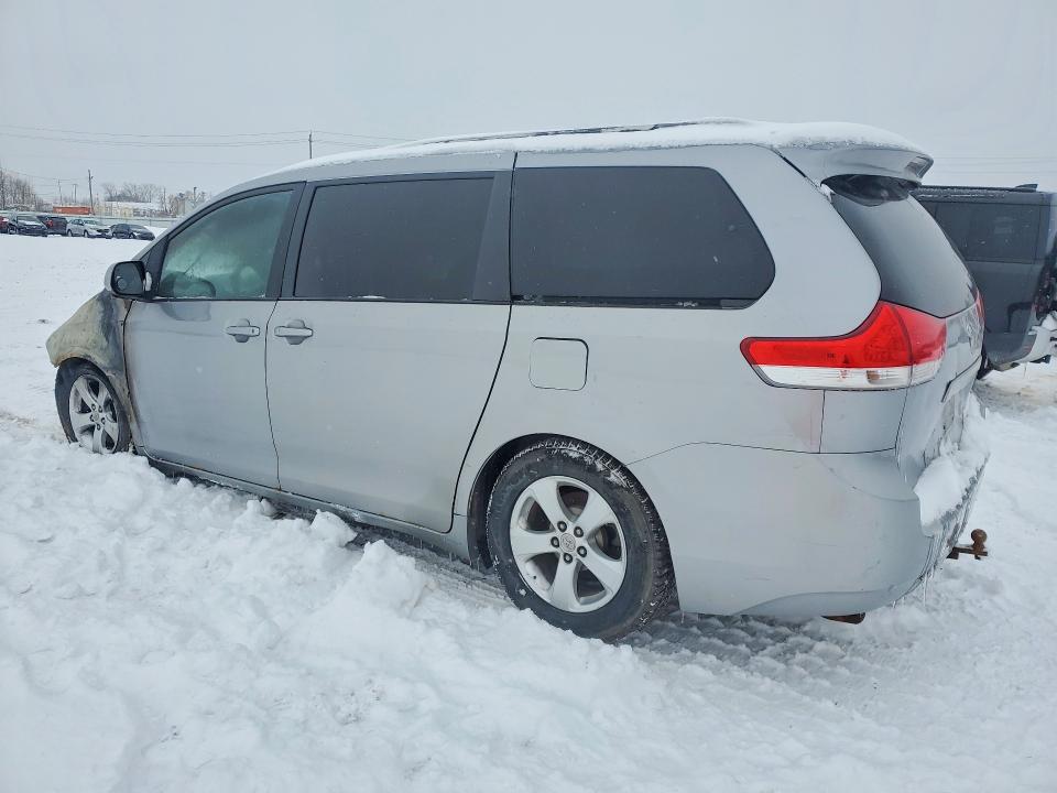45770136 :رقم المزاد ، 5TDKK3DC5BS018647 vin ، 2011 Toyota Sienna مزاد بيع