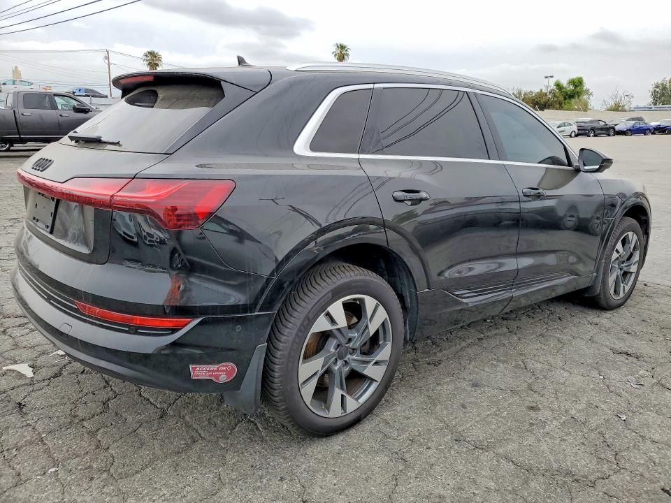 Продажа на аукционе авто 2021 Audi E-tron, vin: WA1LAAGE8MB000544, номер лота: 47939346