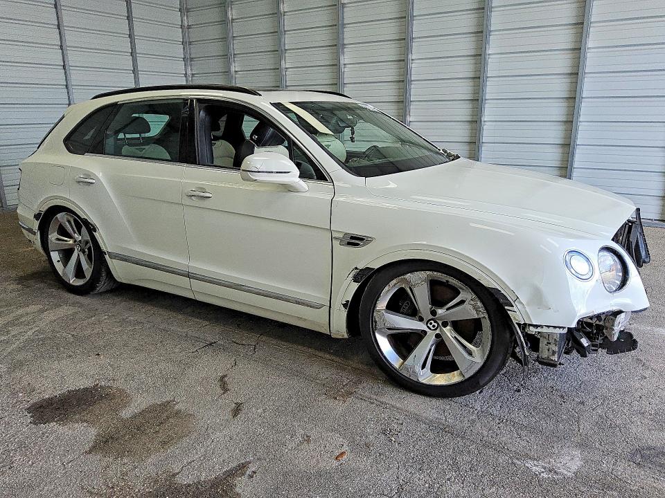 2017 Bently Bentayga მანქანა იყიდება აუქციონზე, vin: SJAAC2ZV8HC015170, აუქციონის ნომერი: 49638436
