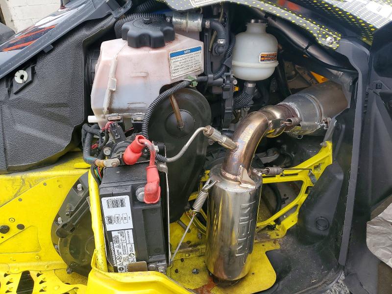 46748136 :رقم المزاد ، 2BPSUTFD4FV000047 vin ، 2015 Ski-doo Snowmobile مزاد بيع
