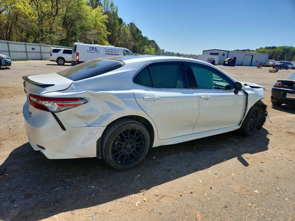 46624756 :رقم المزاد ، 4T1B61HK4JU137435 vin ، 2018 Toyota Camry مزاد بيع