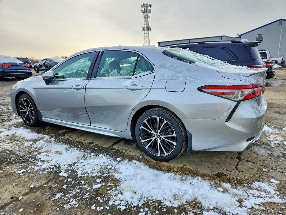 46028646 :رقم المزاد ، 4T1B11HK3JU650545 vin ، 2018 Toyota Camry مزاد بيع