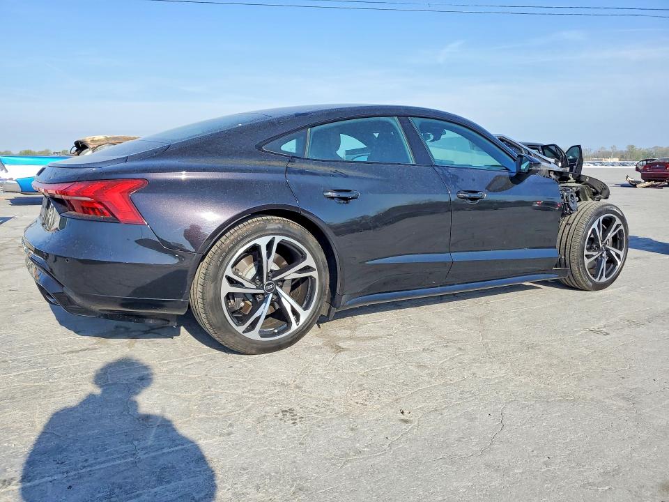 48066466 :رقم المزاد ، WAUCJBFW0N7008113 vin ، 2022 Audi E-tron Gt مزاد بيع