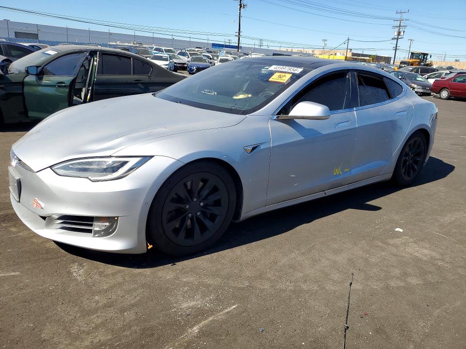 45997856 :رقم المزاد ، 5YJSA1E27JF281335 vin ، 2018 Tesla Model S مزاد بيع