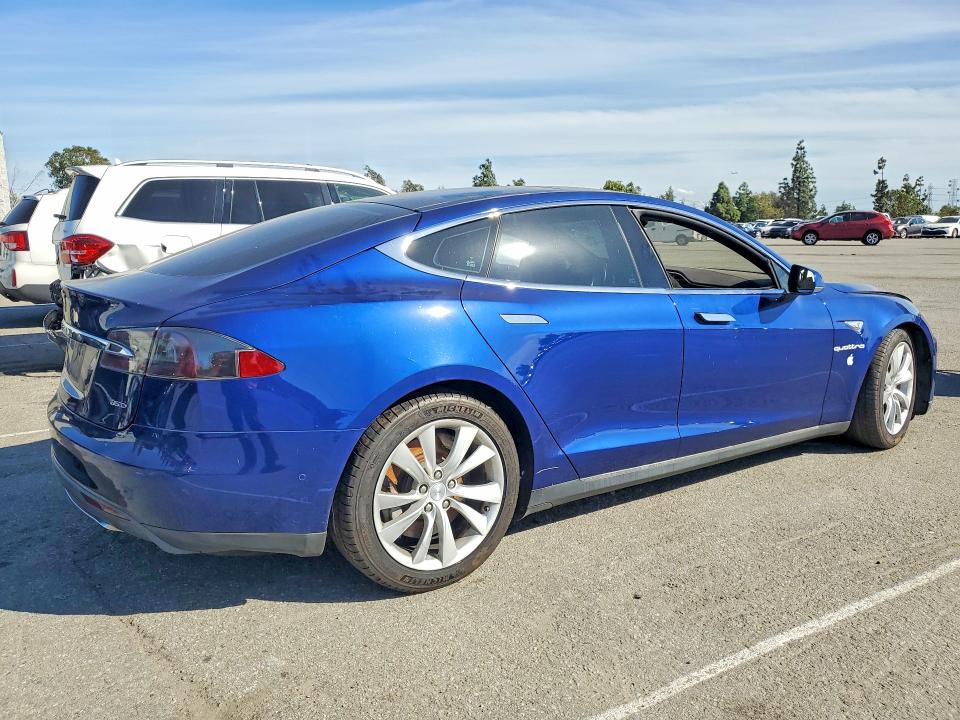 Продажа на аукционе авто 2015 Tesla Model S, vin: 5YJSA1E2XFF120162, номер лота: 79837635