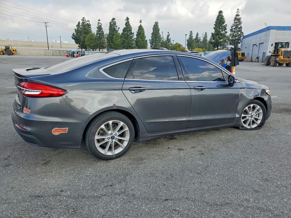 41663746 :رقم المزاد ، 3FA6P0SU8LR261036 vin ، 2020 Ford Fusion مزاد بيع