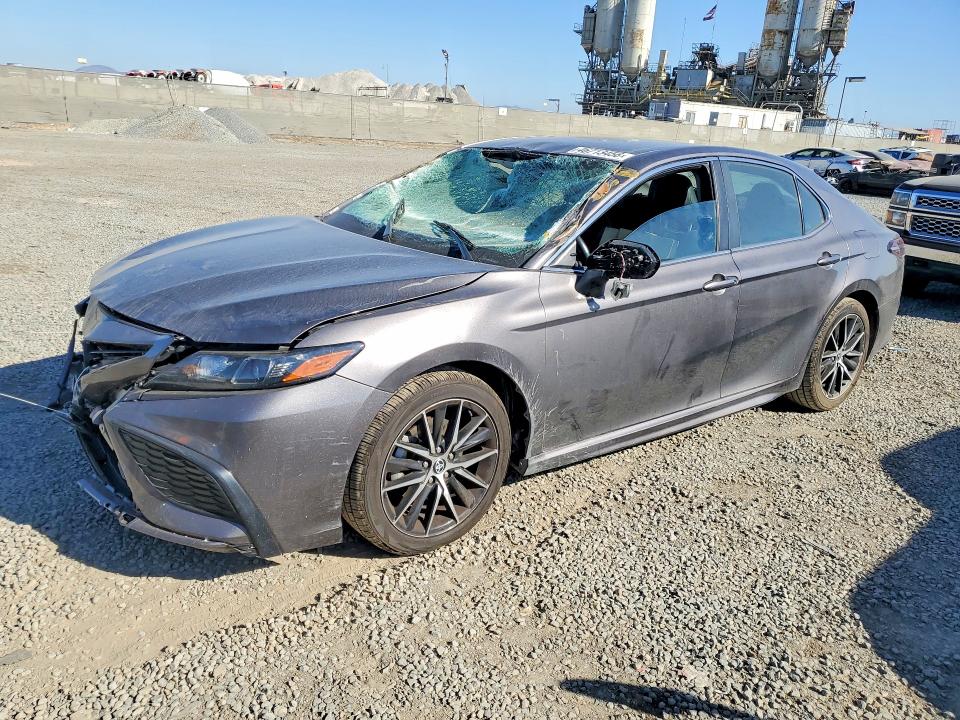46713456 :رقم المزاد ، 4T1T11AK1NU709306 vin ، 2022 Toyota Camry مزاد بيع