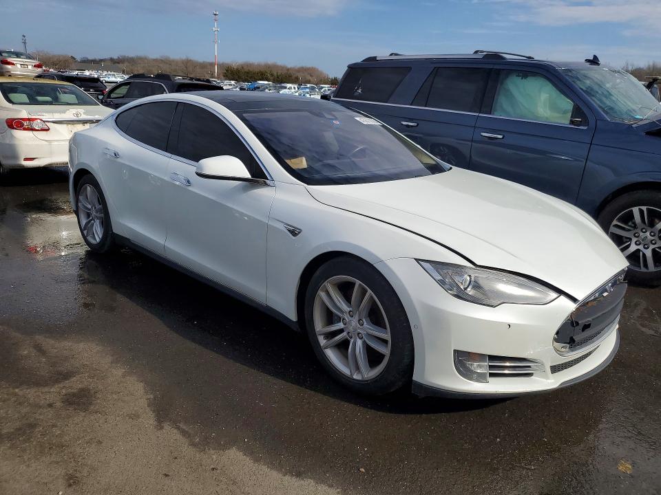 45873926 :رقم المزاد ، 5YJSA1H22FF095883 vin ، 2015 Tesla Model S مزاد بيع