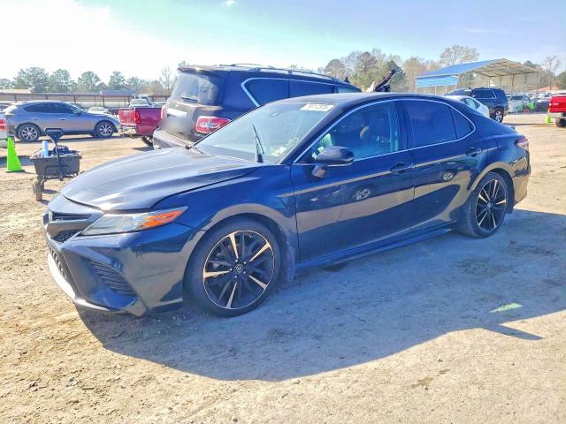 79717375 :رقم المزاد ، 4T1B61HK0JU599085 vin ، 2018 Toyota Camry مزاد بيع