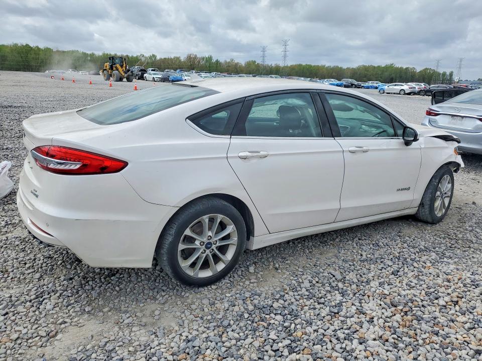 47927936 :رقم المزاد ، 3FA6P0LU4KR195873 vin ، 2019 Ford Fusion مزاد بيع