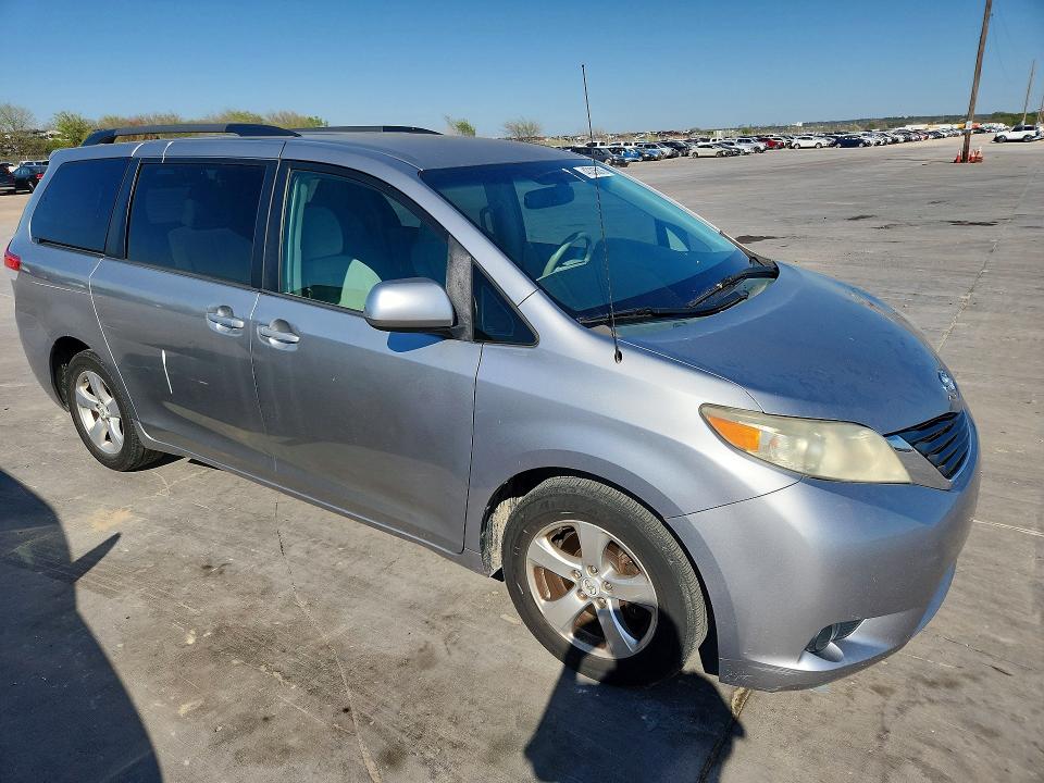 47235616 :رقم المزاد ، 5TDKK3DC8CS264254 vin ، 2012 Toyota Sienna مزاد بيع