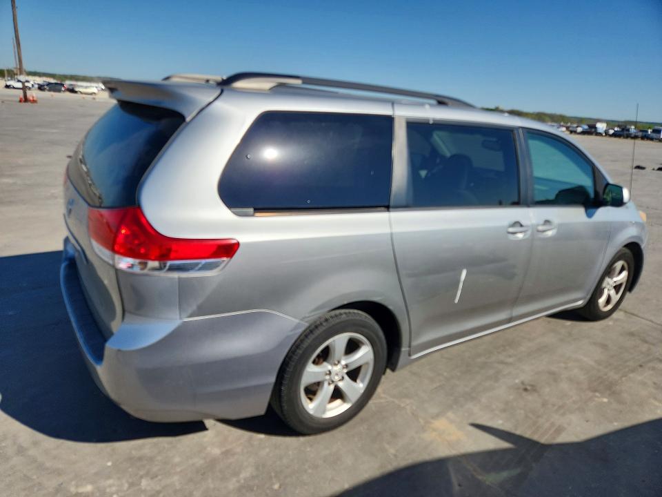 47235616 :رقم المزاد ، 5TDKK3DC8CS264254 vin ، 2012 Toyota Sienna مزاد بيع