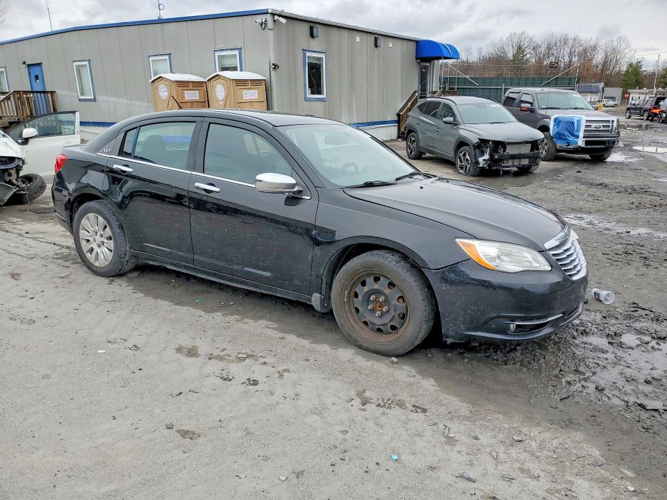 45679796 :رقم المزاد ، 1C3CCBCG3DN738557 vin ، 2013 Chrysler 200 مزاد بيع