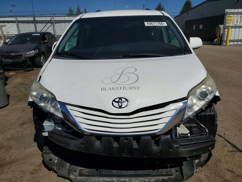 45671766 :رقم المزاد ، 5TDKK3DC7FS561729 vin ، 2015 Toyota Sienna مزاد بيع