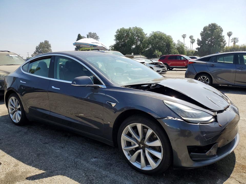 47224916 :رقم المزاد ، 5YJ3E1EA2JF059494 vin ، 2018 Tesla Model 3 مزاد بيع