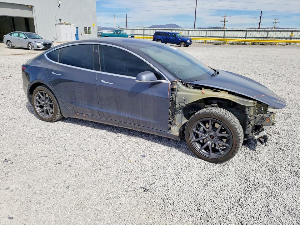 41717966 :رقم المزاد ، 5YJ3E1EB8JF119318 vin ، 2018 Tesla Model 3 مزاد بيع