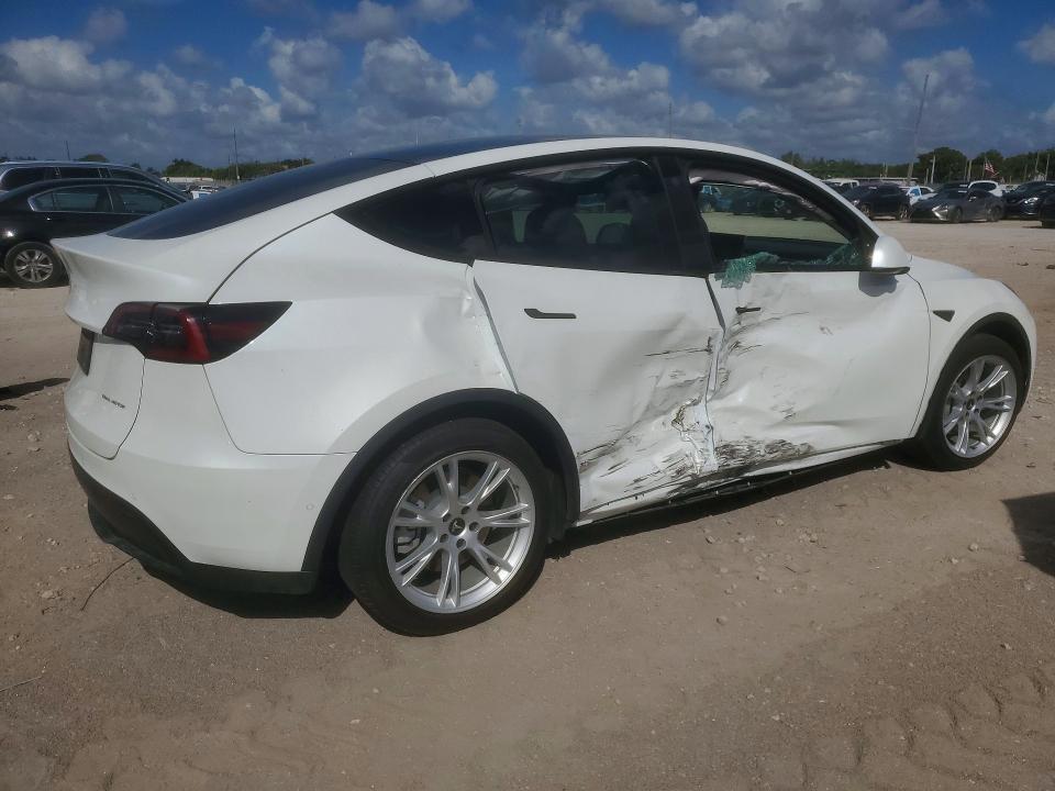41588556 :رقم المزاد ، 7SAYGAEE2NF316438 vin ، 2022 Tesla Model Y مزاد بيع