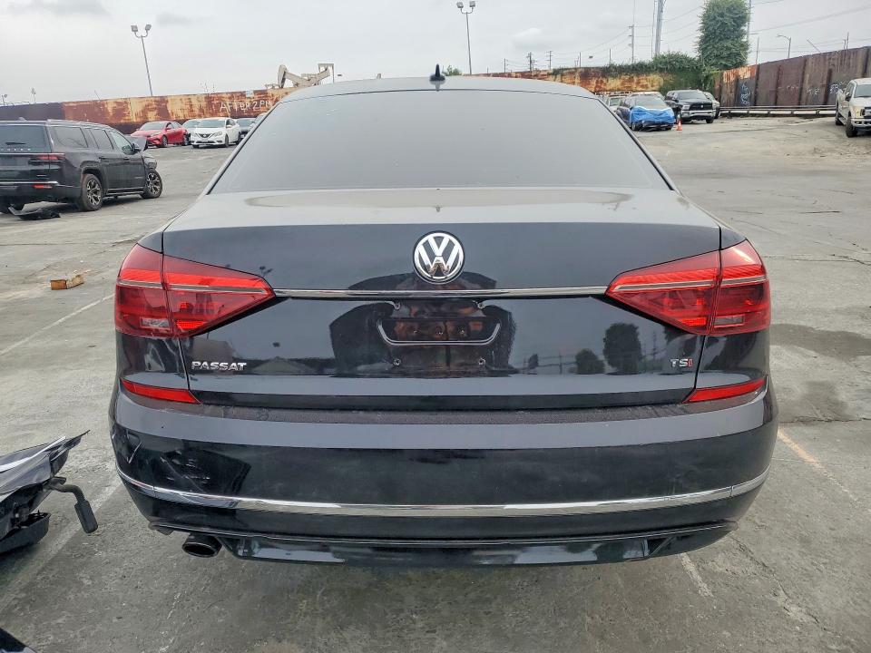 2017 Volkswagen Passat მანქანა იყიდება აუქციონზე, vin: 1VWDT7A32HC056121, აუქციონის ნომერი: 47360636