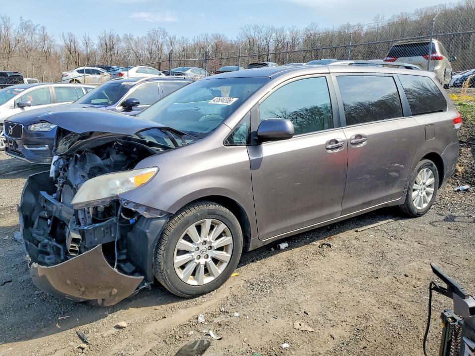 47684206 :رقم المزاد ، 5TDDK3DC3ES080819 vin ، 2014 Toyota Sienna مزاد بيع