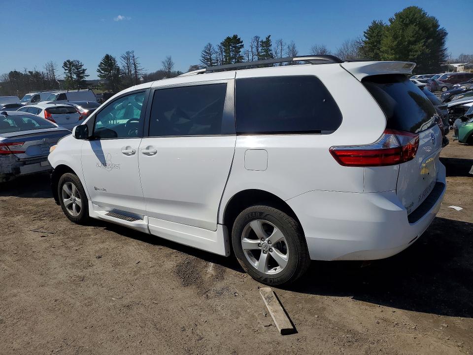 45671766 :رقم المزاد ، 5TDKK3DC7FS561729 vin ، 2015 Toyota Sienna مزاد بيع