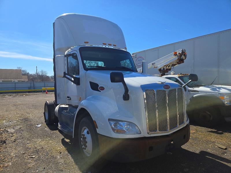 77495635 :رقم المزاد ، 1XPBA48X2GD339682 vin ، 2016 Peterbilt Tractor 579 مزاد بيع
