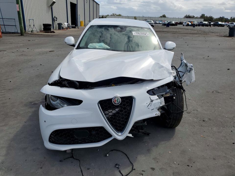 54024976 :رقم المزاد ، ZARFAEBN3H7535619 vin ، 2017 Alfa Romeo Giulia مزاد بيع