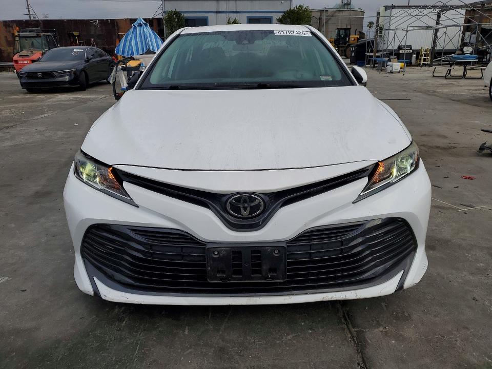 2019 Toyota Camry მანქანა იყიდება აუქციონზე, vin: 4T1B11HK3KU283910, აუქციონის ნომერი: 41702426