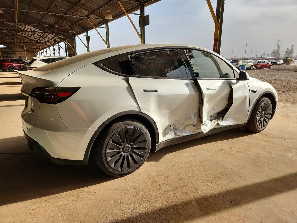 2024 Tesla Model Y მანქანა იყიდება აუქციონზე, vin: 7SAYGAEE7RF046578, აუქციონის ნომერი: 46896086